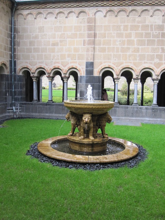 Der Löwenbrunnen im 'Hortus conclusus', dem abgeschlossenen Garten des Paradieses der Kirche der Benediktinerabtei Maria Laach (2010)