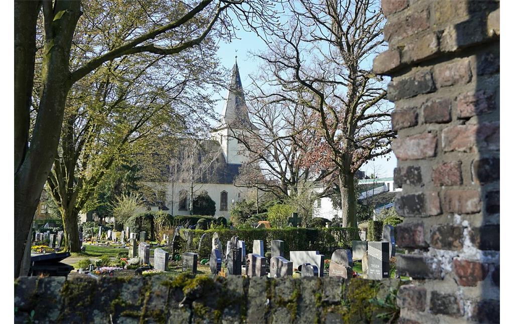 Blick über den Friedhof auf die alte Dorfkirche St. Cosmas und Damian in Weiler, heute Stadtteil Köln-Volkhoven/Weiler (2023).