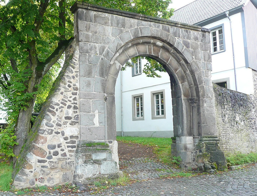 Ein romanischer Torbogen vor der alten Schule in der Adelheidisstraße 6 (2014)