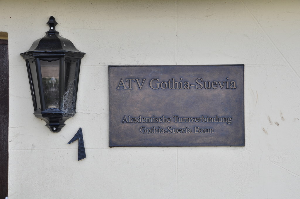 Türschild am Boots- und Vereinshaus der ATV Gothia-Suevia am Wilhelm-Spiritus-Ufer in Bonn (2016)