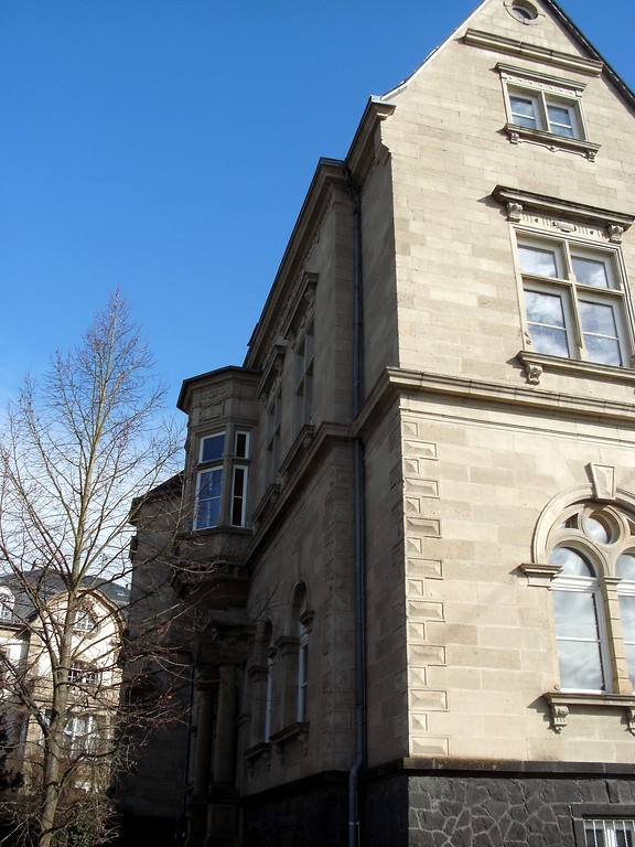 Das Gebäude des ehemaligen Landratsamts Mayen, heute Fachhochschule für öffentliche Verwaltung Rheinland-Pfalz (2013).