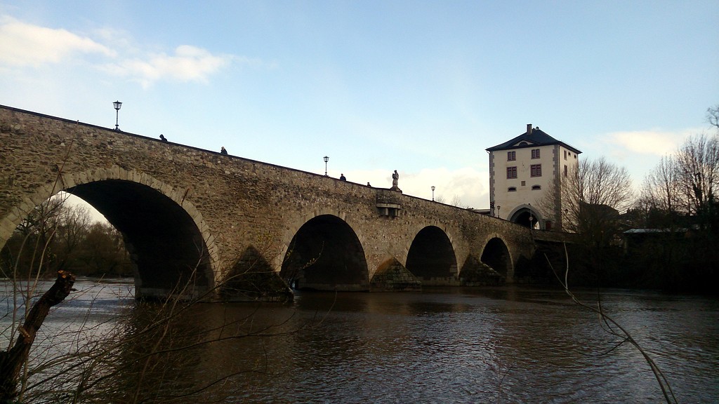 Die Alte Lahnbrücke in Limburg an der Lahn (2015).