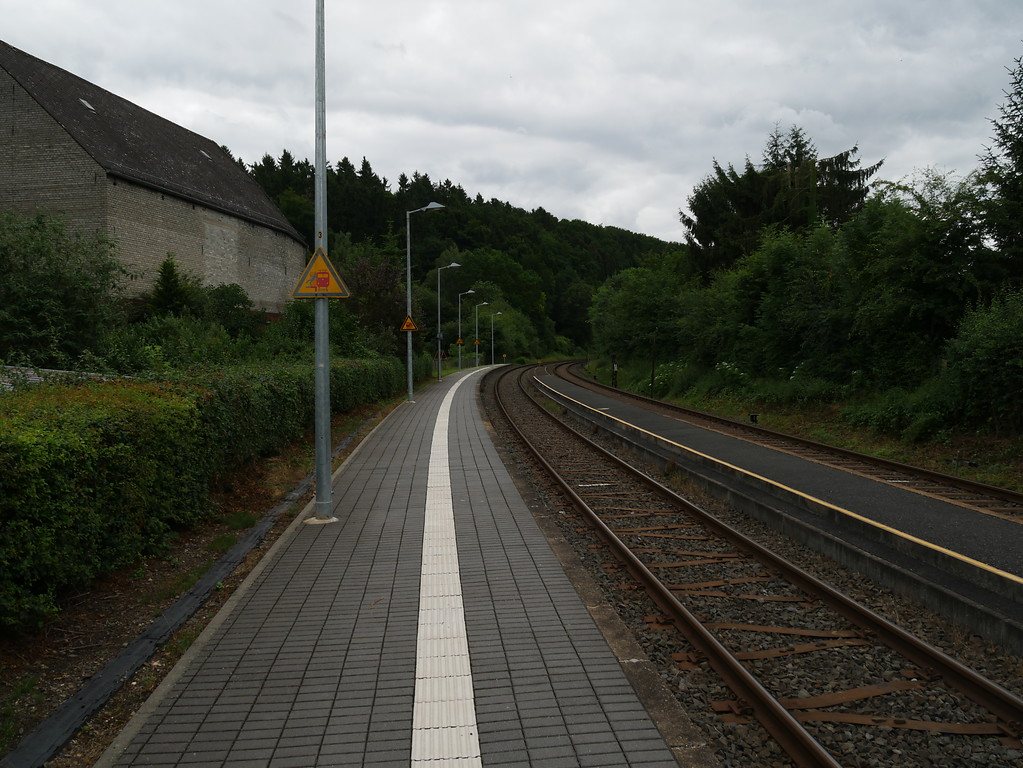 Bahnsteig des Bahnhofs Fürfurt in Weinbach-Fürfurt (2017)