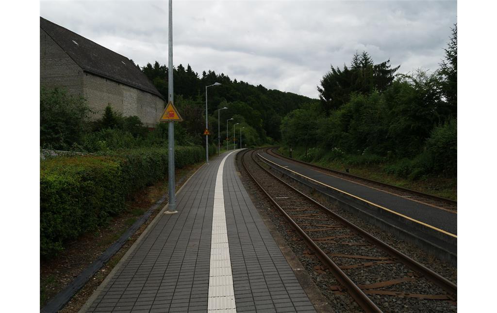Bahnsteig des Bahnhofs Fürfurt in Weinbach-Fürfurt (2017)