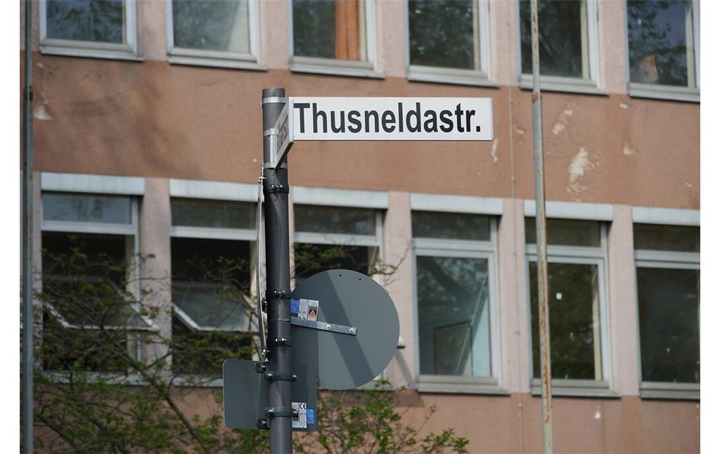 Straßenschild "Thusneldastraße" in Köln-Deutz (2022)