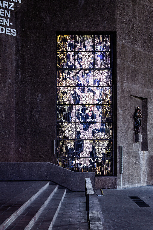Seitenfenster der Pfarrkirche St. Gertrud in Köln-Neustadt (2019)