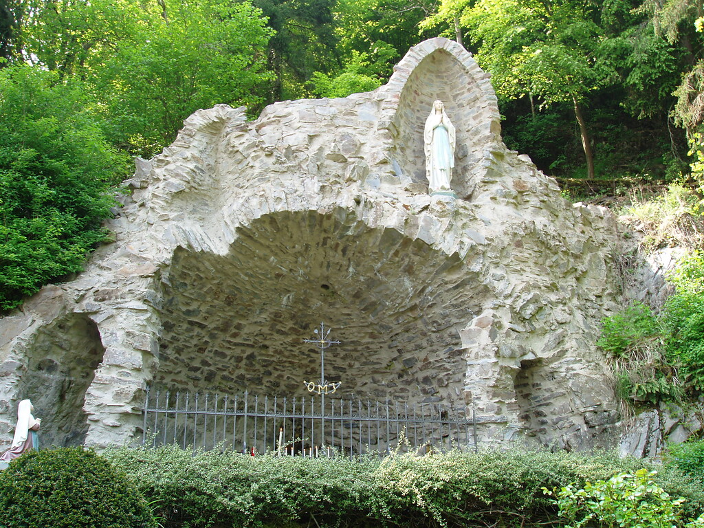 Lourdesgrotte auf dem Gelände des Klosters Maria Engelport bei Treis-Karden (2009)