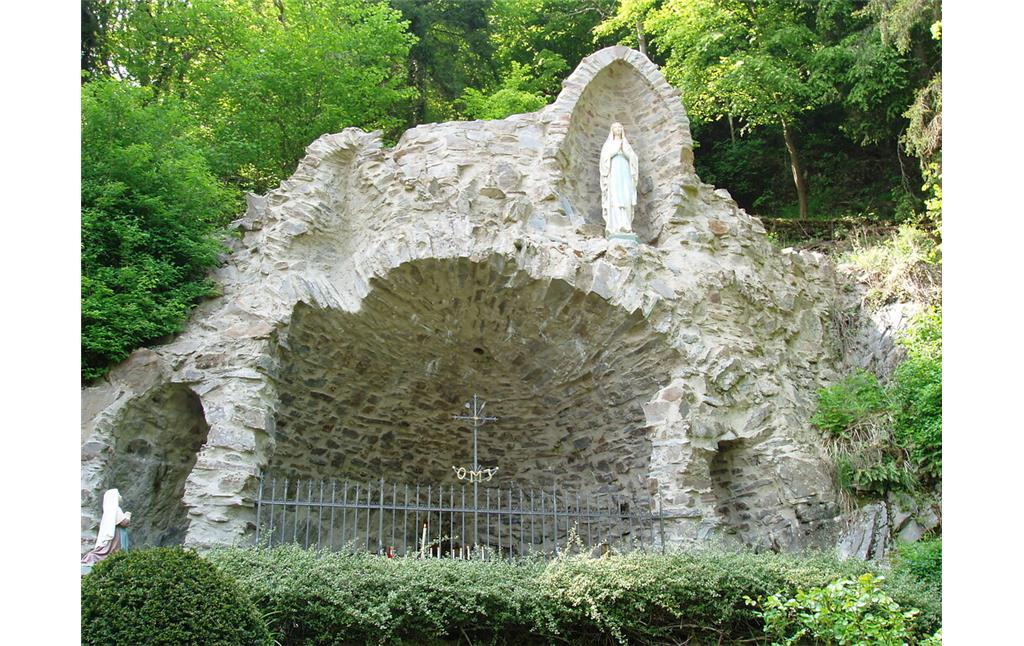 Lourdesgrotte auf dem Gelände des Klosters Maria Engelport bei Treis-Karden (2009)