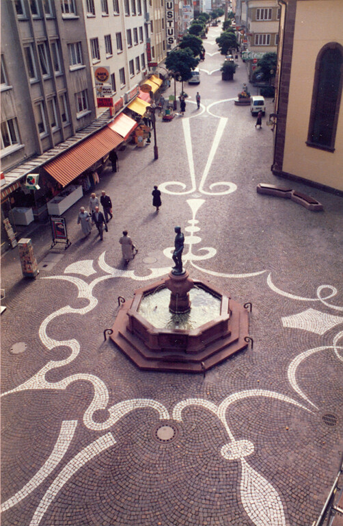 Der Schusterbrunnen, auch Schuster-Joß-Brunnen genannt, in Pirmasens (1990er Jahre)