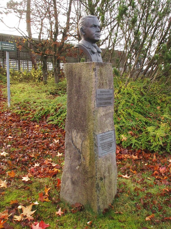 Das Caracciola-Denkmal an der Zufahrt zum Fahrerlager der Grand-Prix-Strecke am Nürburgring (2020). Das Denkmal ehrt den Automobilrennfahrer Rudolf Caracciola (1901-1959), Ansicht von Westen.
