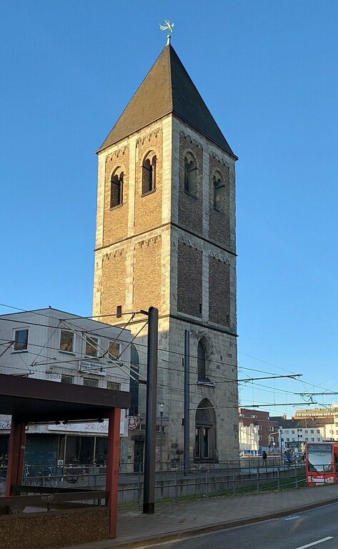 Der erhaltene Turm mit Kapelle der 1824 abgerissenen katholischen Pfarrkirche Klein-St. Martin in der Augustinerstraße in Altstadt-Süd (2022).