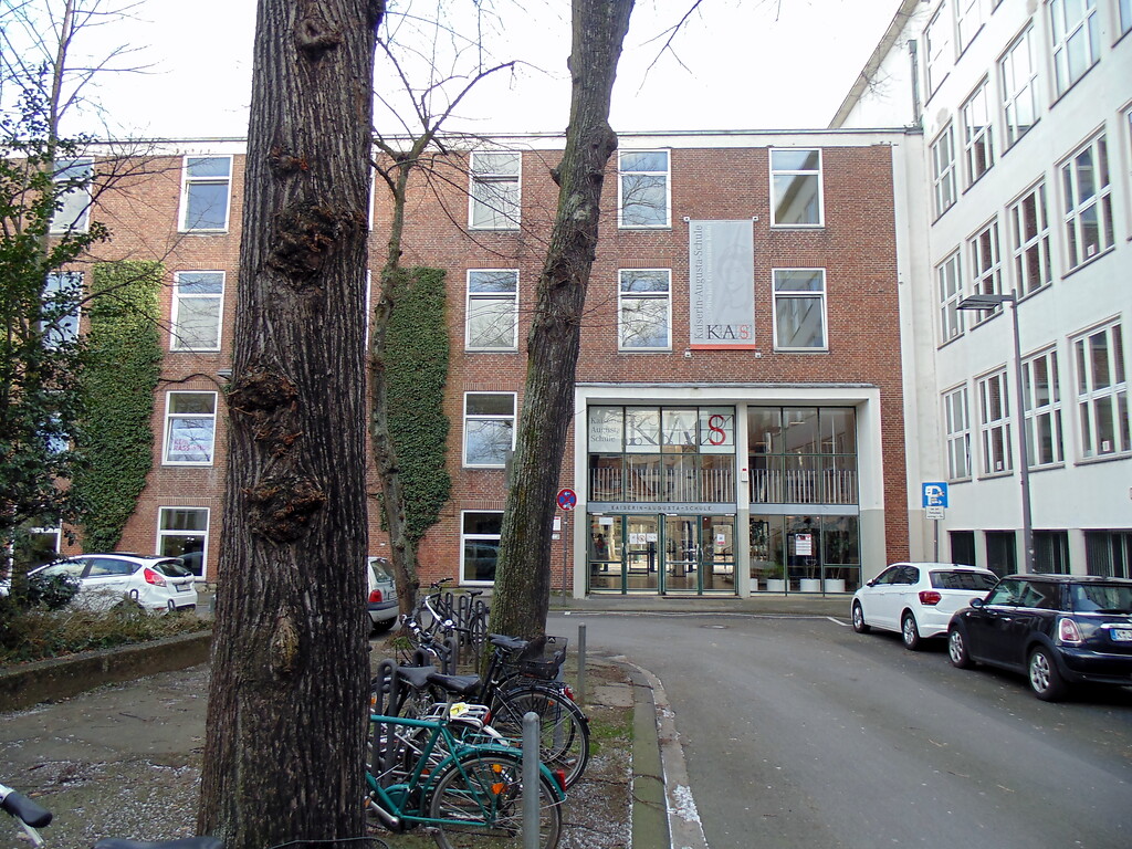Blick von Westen aus auf die Kaiserin-Augusta-Schule (KAS) am Georgsplatz in Köln-Altstadt/Süd (2021).