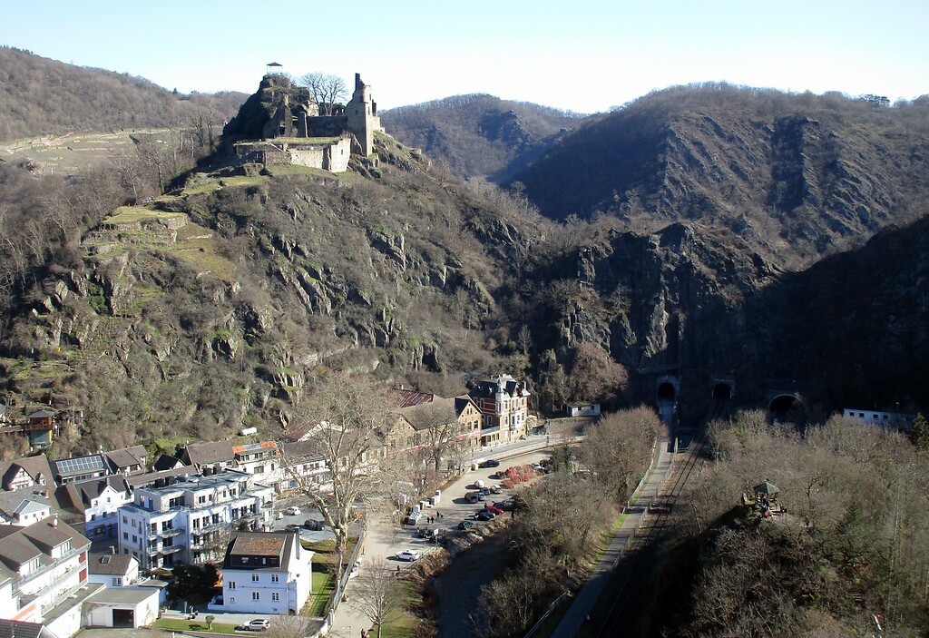 Blick vom Aussichtspunkt "Schwarzes Kreuz" auf die Burgruine Are sowie die drei benachbarten Wander-/Fahrrad-, Eisenbahn- und Straßentunnel ("Engelslay-Tunnel") im Tal bei Altenahr im Landkreis Ahrweiler (2021).
