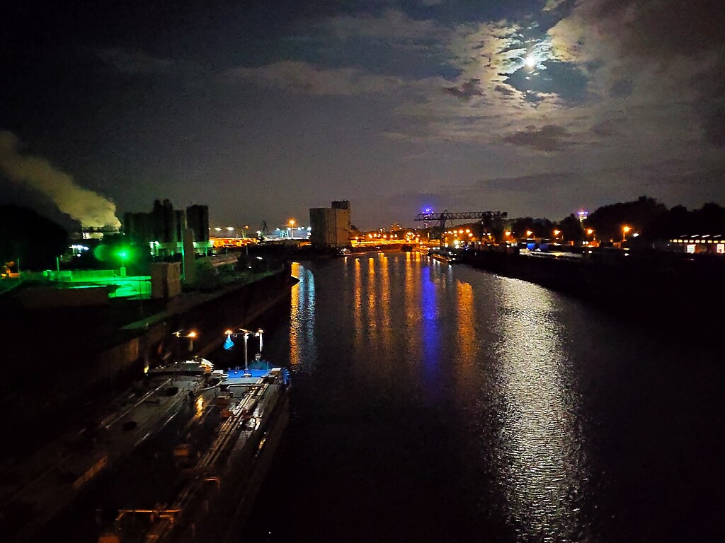 Blick von der Niehler Hafenbrücke auf ein Becken des Niehler Hafens in Köln bei Nacht (2019).