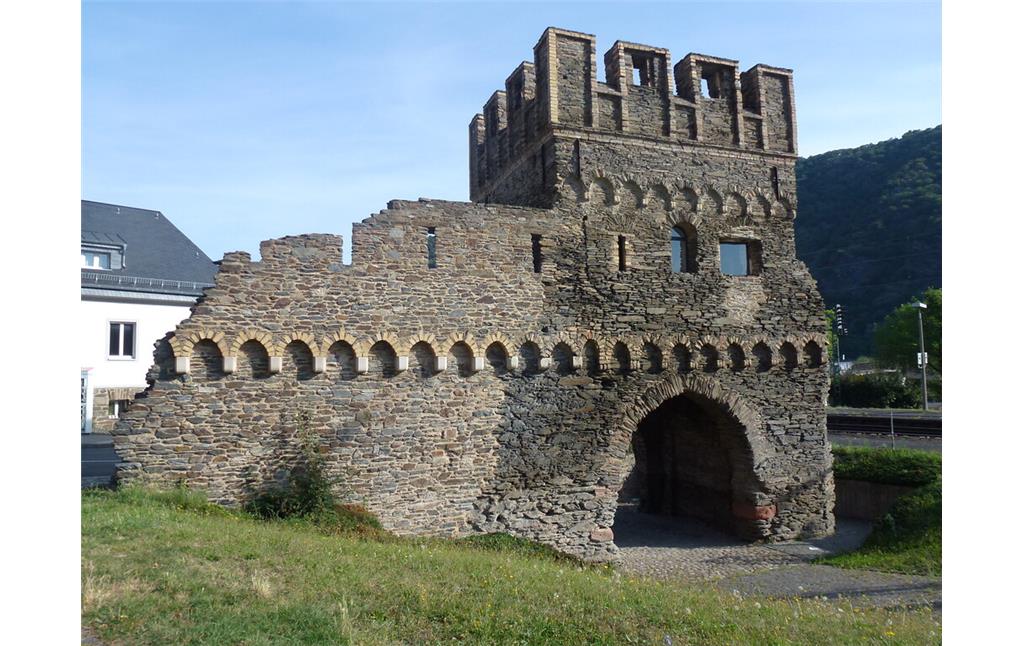 Befestigung Kirchhausen in Oberwesel (2016). Die Aufname zeigt den Zehnerturm der Stadtbefestigung. Zwischen 1390 und 1448 lässt sich der vierte und letzte Bauabschnitt der Stadtbefestigung Oberwesels datieren.