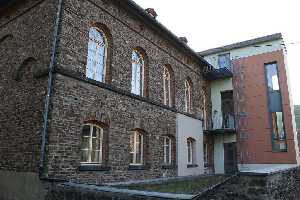Rückseite der ehemaligen Knabenschule im Ortsteil Treis (2022)
