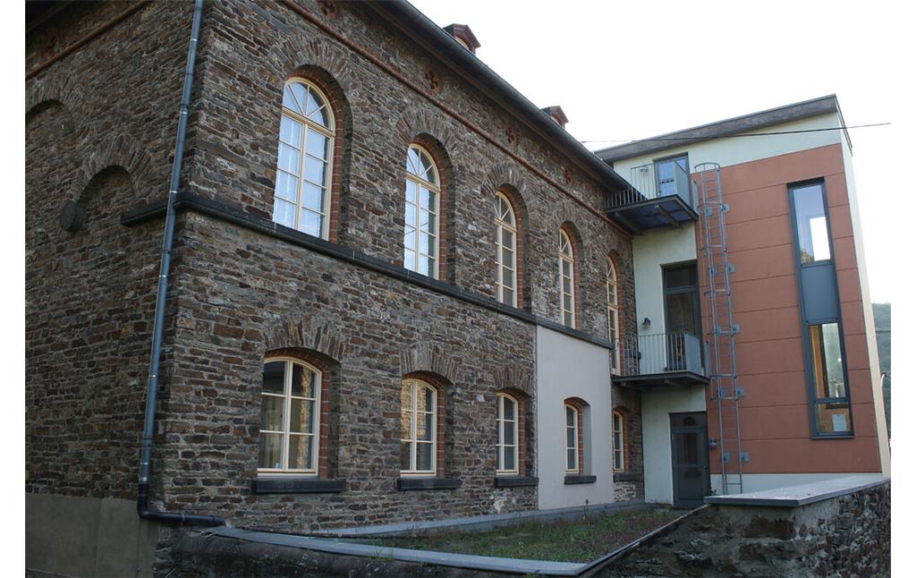 Rückseite der ehemaligen Knabenschule im Ortsteil Treis (2022)