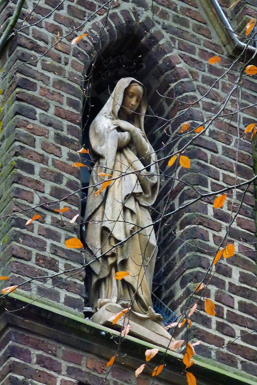 Madonna in der Giebelwand des Pfarrhauses Keyenberg