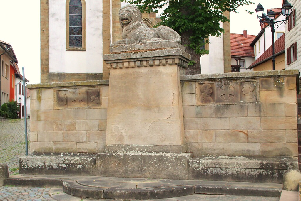 Kriegerdenkmal am Veldenzplatz (2020).