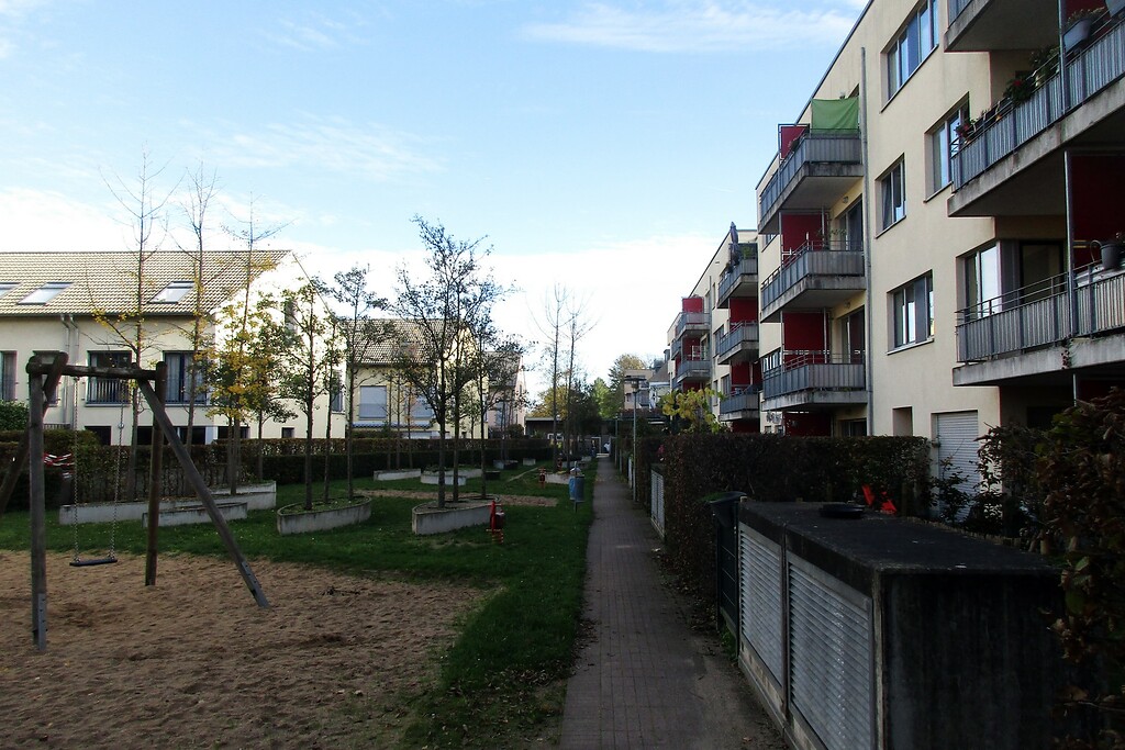 Als Erholungsfläche gestalteter Innenhof der Wohnbebauung am "Preußen-Dellbrück-Weg" in Köln-Dellbrück (2022). Auf dem Gelände der heutigen Wohnsiedlung befand sich einst das Stadion "Et Höffge" des SC Preußen Dellbrück.