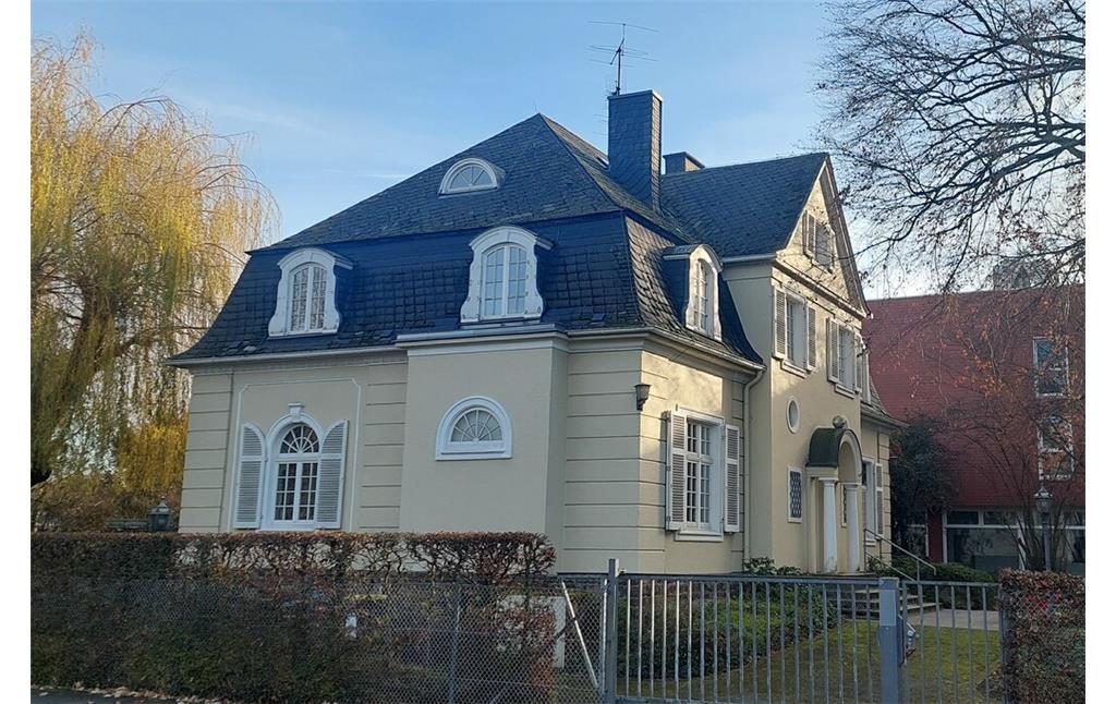 Das heute von dem Politischen Club der Friedrich-Ebert-Stiftung genutzte Gebäude in der Marie-Schlei-Allee in Bonn-Friesdorf (2023), früher u.a. Wohnhaus von Hans Riegel (HARIBO) und dem NS-Staatsrechtler Carl Schmitt.