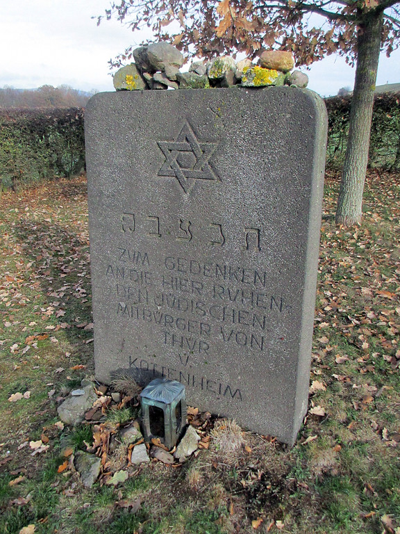 Gedenkstein auf dem jüdischen Friedhof in Thür (2018)