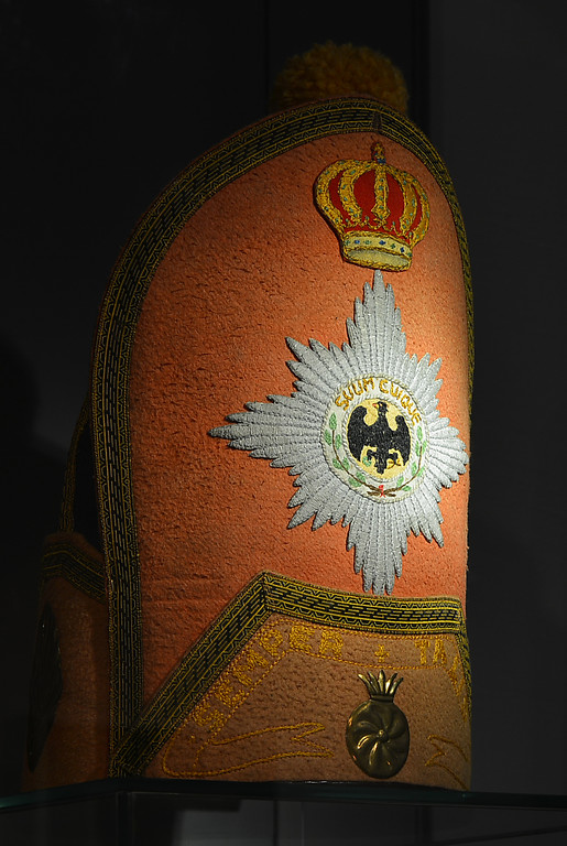Militärische Uniform-Kopfbedeckung in der Ausstellung des Preußen-Museums Wesel (2015).
