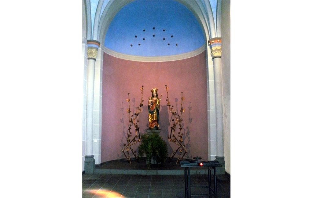 Altarnische mit Heiligenfigur in der Mayener Herz-Jesu-Kirche (2013).