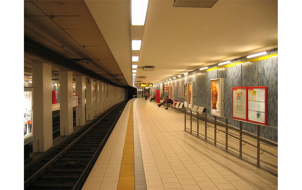 Bahnsteig der Haltestelle "Dom/Hauptbahnhof" der U-Bahn Köln (2008)