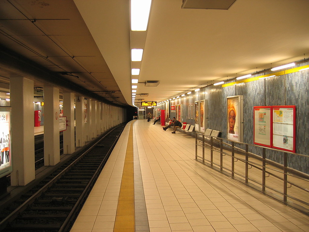 Bahnsteig der Haltestelle "Dom/Hauptbahnhof" der U-Bahn Köln (2008)