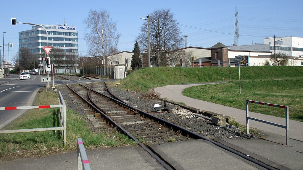 Die Kleinbahn Siegburg - Zündorf an der Einmündung Spicher Straße / Sieglarer Straße in Troisdorf (2017)
