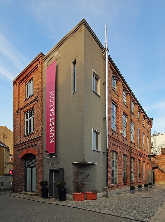 Das 1900 als Kupferschmiede errichtete und 1996 zum Kulturzentrum "KunstSalon" umgebaute Fabrikgebäude in der Siedlung Mannsfeld im heutigen Köln-Raderberg (2012)