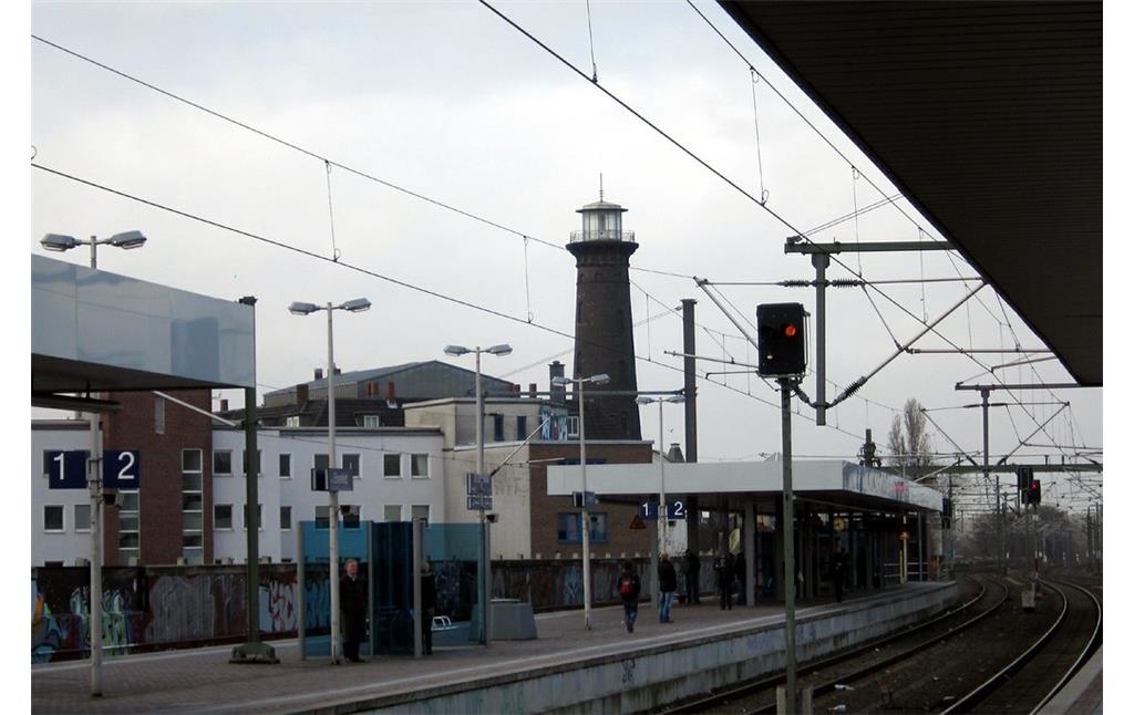 Bahnsteig des Bahnhof Ehrenfeld, Blick in Richtung Westen auf den Helios-Leuchtturm im Hintergrund (2012).
