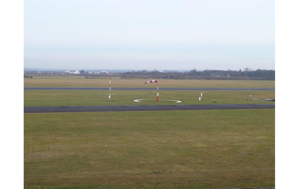 Blick über das Rollfeld am Flugplatz Hangelar bei Sankt Augustin (2012).