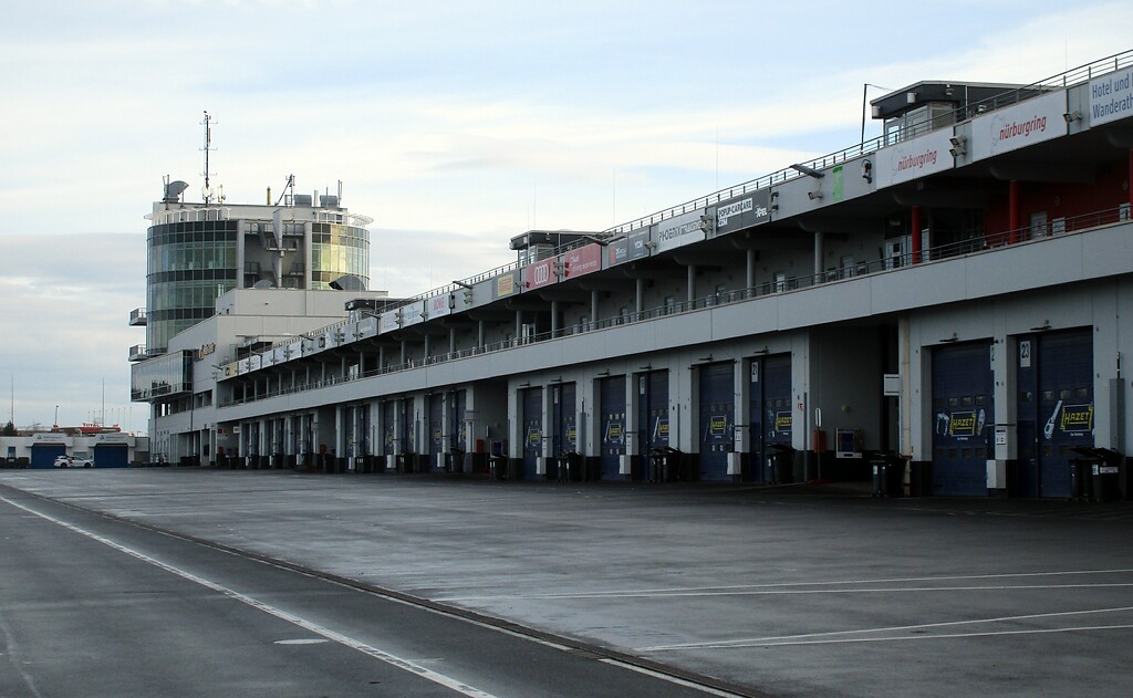 Grand-Prix-Strecke Nürburgring, Blick entlang des Fahrerlagers (2020).