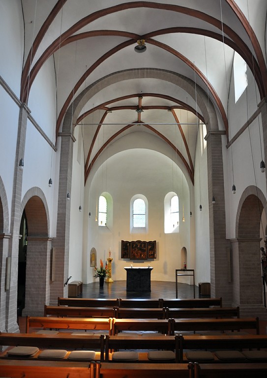 Innenansicht des Mittelschiffes mit Blick in den kreuzgewölbten Chorraum der Kirche des früheren Benediktinerinnenklosters Neuwerk in Mönchengladbach (2017).