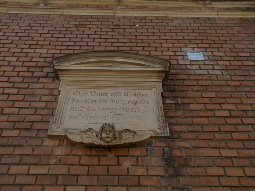 Tafel am Wohnhaus in der Weinstraße 45 (2024)