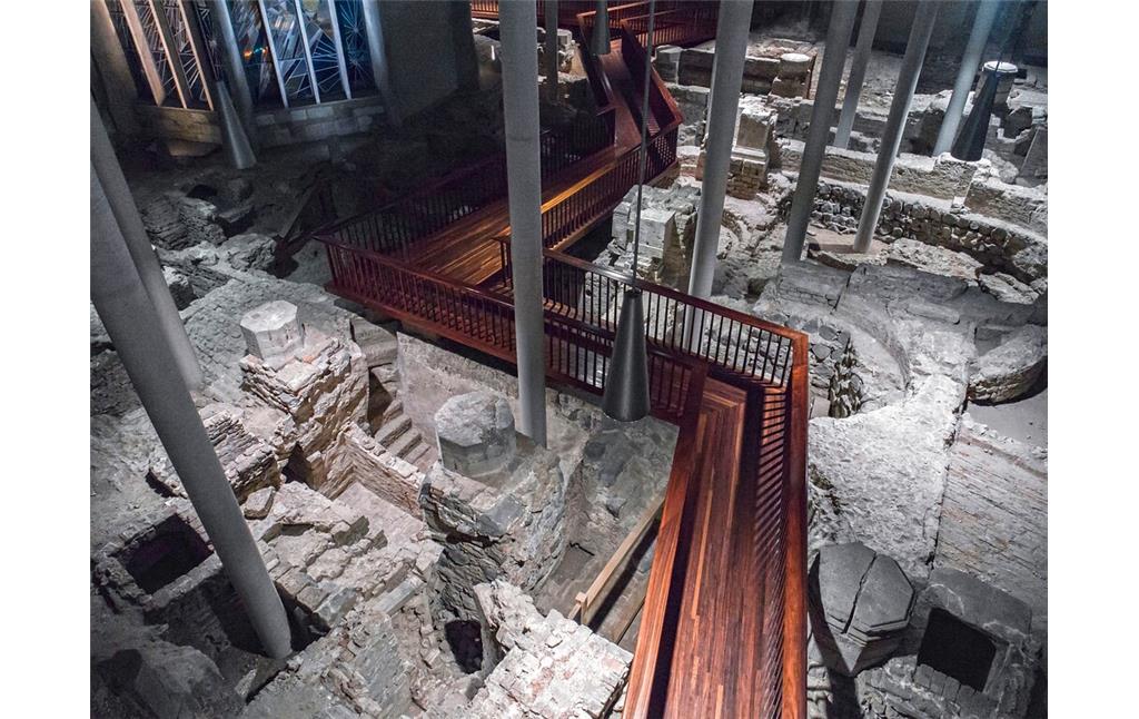 Blick von oben in den Ausgrabungsbereich mit Besuchersteg, aud die in den Bau integrierten modernen Kapelle "Madonna in den Trümmern" und den kriegszerstörten Überresten der Kirche St. Kolumba im Bau des heutigen Musuem Kolumba (2017).