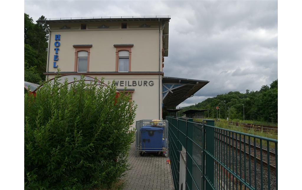 Seitenansicht des Hauptgebäudes des Bahnhofs Weilburg (2017)