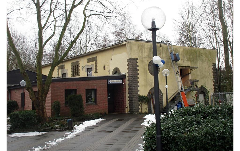Der frühere Hochbunker in Bonn-Vilich-Müldorf, heute Teil der Gemeindehalle "Mühlenbachhalle" (2018).