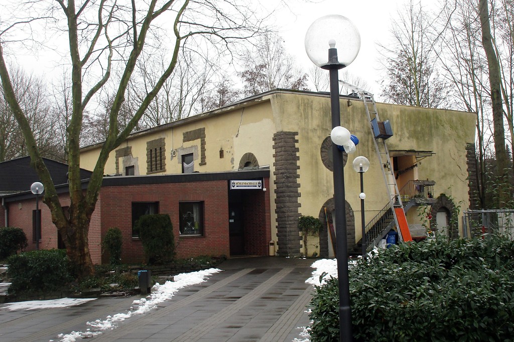 Der frühere Hochbunker in Bonn-Vilich-Müldorf, heute Teil der Gemeindehalle "Mühlenbachhalle" (2018).