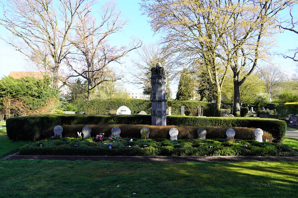 Gemeinsame Grabstätte der acht Schulkinder, die bei dem Flammenwerfer-Attentat von Köln-Volkhoven getötet wurden, auf dem Friedhof in Volkhoven/Weiler (2023).