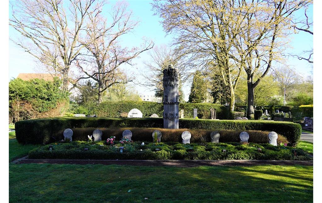 Gemeinsame Grabstätte der acht Schulkinder, die bei dem Flammenwerfer-Attentat von Köln-Volkhoven getötet wurden, auf dem Friedhof in Volkhoven/Weiler (2023).