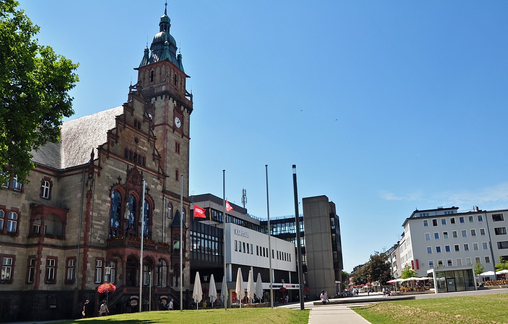Blick auf die Innenstadt in Mönchengladbach-Rheydt, links das alte Rathaus (2017).