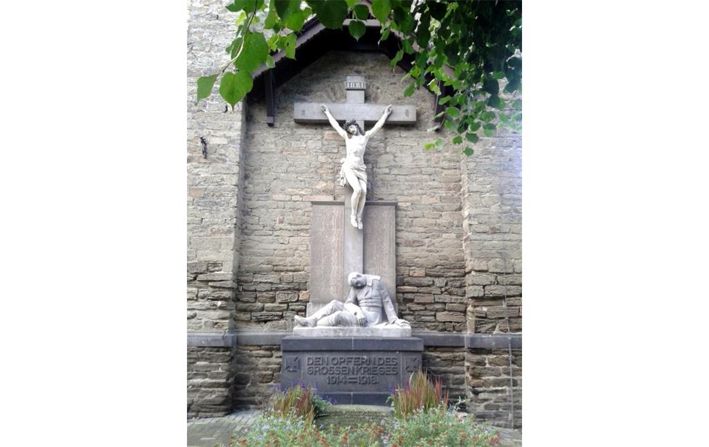 Das zu Ehren der im ersten Weltkrieg gefallenen Soldaten errichtete Kriegerdenkmal. Es befindet sich rechts vom Eingangsportal der katholischen Pfarrkirche St. Servatius in Güls in Koblenz (2014).