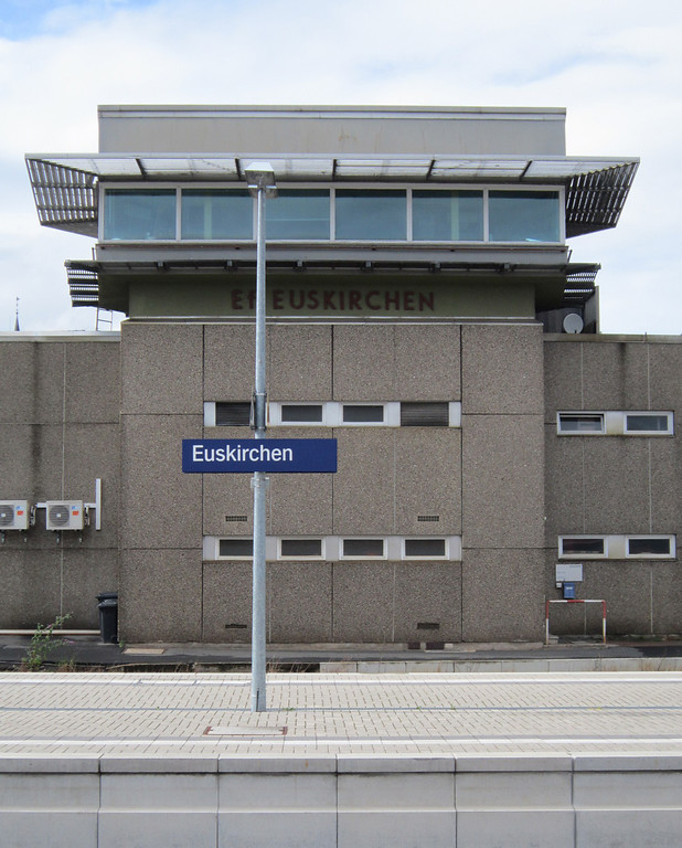 Bahnhof Euskirchen, Stellwerk 'Ef' von der Gleisseite, Mittelbau (2015)