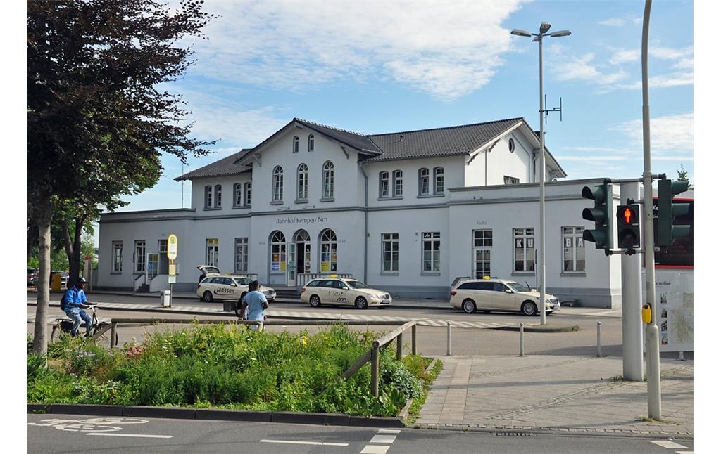 Das Empfangsgebäude Bahnhof Kempen am Niederrhein an der Bahnstrecke von Krefeld nach Kleve (2017).