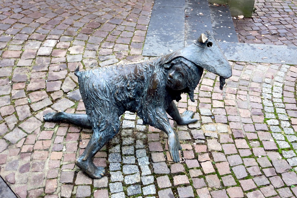 Figur am Brunnen "De Beberiger Gäßestrepper" in Bitburg (2015)