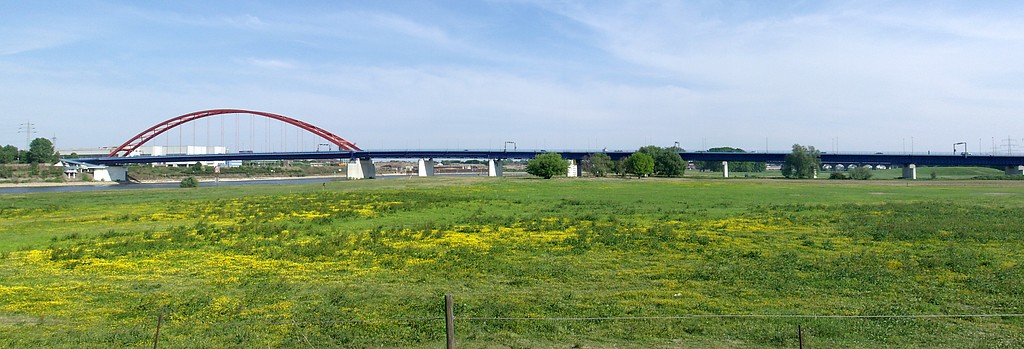 Die "Brücke der Solidarität" über den Rhein zwischen Hochemmerich und Hochfeld (2007), rechts im Bild die westlichen Vorlandbauten