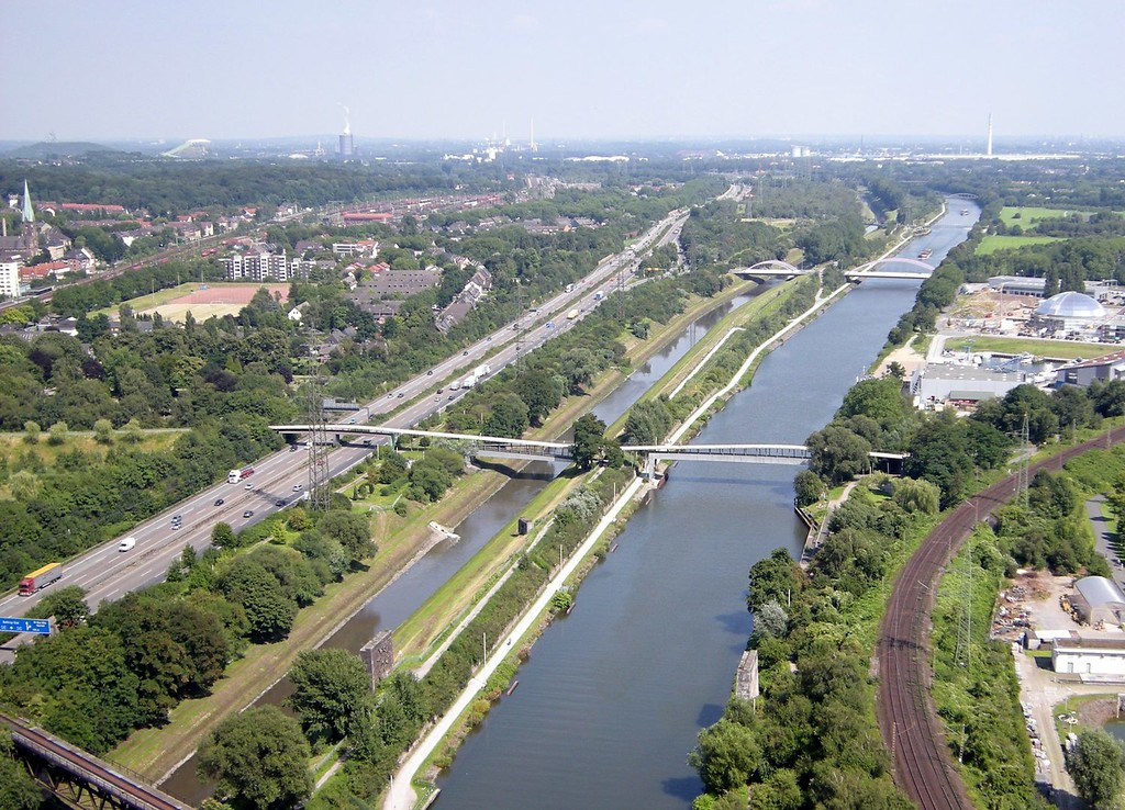 Blick vom Gasometer Oberhausen in Richtung Osten auf den Rhein-Herne-Kanal (2009).